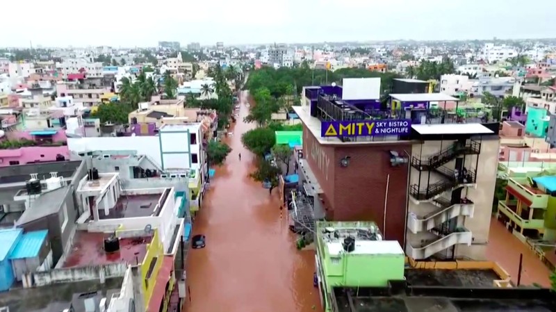 Siklon Fengal menghantam India selatan pada Minggu (1/12/2024) dengan hujan lebat dan angin kencang, membanjiri jalan-jalan dan mengganggu aktivitas warga setelah mendarat pada Sabtu (30/11) malam. (Tangkapan Layar Video Reuters/ANI)