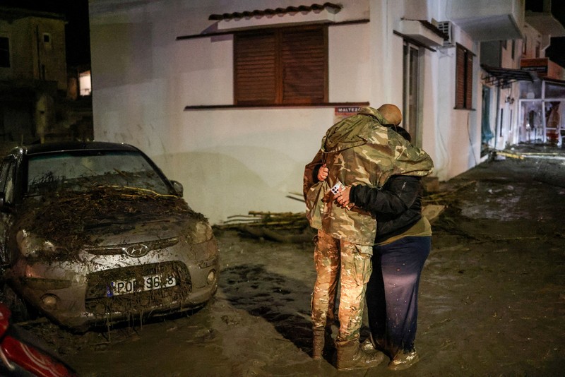 Penduduk setempat mencoba menyelamatkan barang-barang mereka di resor wisata populer Yunani, saat Badai Bora menghantam negara itu untuk hari kedua yang menyebabkan banjir di Ialyssos, Pulau Rhodes, Yunani, 1 Desember 2024. Penduduk setempat mencoba menyelamatkan barang-barang mereka di resor wisata populer Yunani, saat Badai Bora menghantam negara itu untuk hari kedua yang menyebabkan banjir di Ialyssos, Pulau Rhodes, Yunani, 1 Desember 2024. (REUTERS/Stelios Misinas)