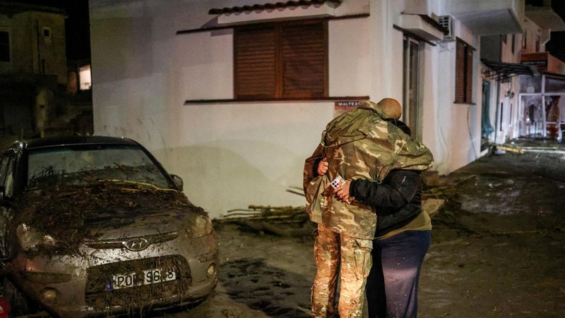 Penduduk setempat mencoba menyelamatkan barang-barang mereka di resor wisata populer Yunani, saat Badai Bora menghantam negara itu untuk hari kedua yang menyebabkan banjir di Ialyssos, Pulau Rhodes, Yunani, 1 Desember 2024. (REUTERS/Stelios Misinas)