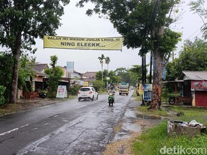Jalan Ngapak-Kentheng Sleman Rusak, Warga Ngeluh Lewat Spanduk