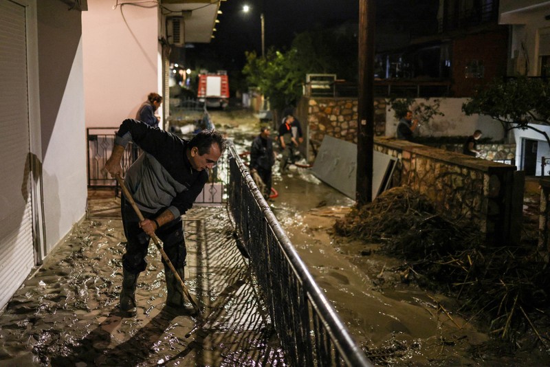 Penduduk setempat mencoba menyelamatkan barang-barang mereka di resor wisata populer Yunani, saat Badai Bora menghantam negara itu untuk hari kedua yang menyebabkan banjir di Ialyssos, Pulau Rhodes, Yunani, 1 Desember 2024. Penduduk setempat mencoba menyelamatkan barang-barang mereka di resor wisata populer Yunani, saat Badai Bora menghantam negara itu untuk hari kedua yang menyebabkan banjir di Ialyssos, Pulau Rhodes, Yunani, 1 Desember 2024. (REUTERS/Stelios Misinas)