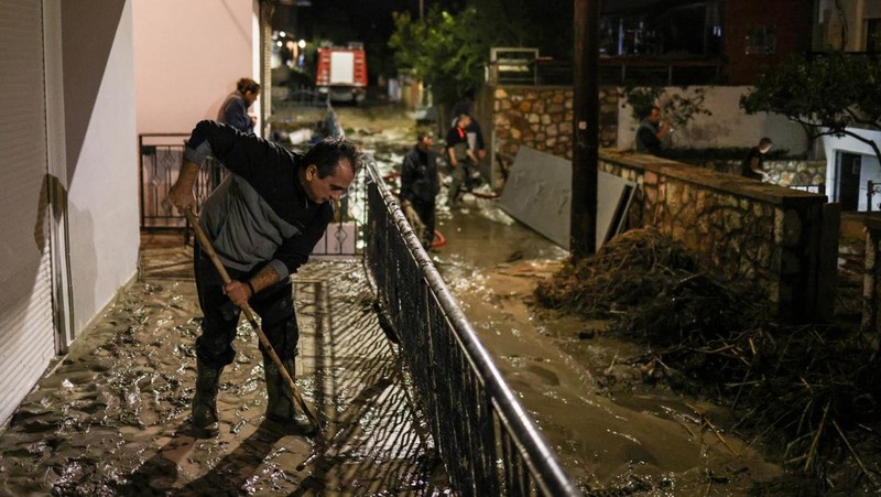 Penduduk setempat mencoba menyelamatkan barang-barang mereka di resor wisata populer Yunani, saat Badai Bora menghantam negara itu untuk hari kedua yang menyebabkan banjir di Ialyssos, Pulau Rhodes, Yunani, 1 Desember 2024. (REUTERS/Stelios Misinas)