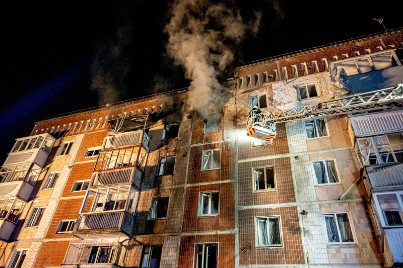 Suasanapasca serangan pesawat nirawak Rusia di kota Ternopil, Ukraina barat, Senin (2/12/2024). (Ternopil region/Handout via REUTERS) Suasanapasca serangan pesawat nirawak Rusia di kota Ternopil, Ukraina barat, Senin (2/12/2024). (Ternopil region/Handout via REUTERS)