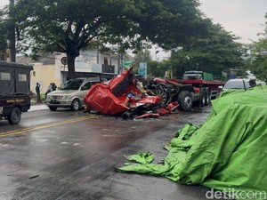 Truk Trailer Ringsek Tergencet Besi 52 Ton Muatan Sendiri di Pantura Rembang