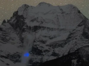 Fotografer Potret Cahaya Biru Misterius di Longsoran Salju