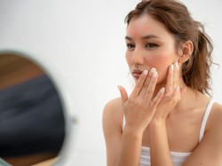 Urutan Skincare Pagi dan Malam untuk Kulit Berjerawat Urutan Skincare Pagi dan Malam untuk Kulit Berjerawat