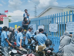 Massa Buruh di Pedan Klaten Demo-Blokade Pintu Pabrik, Ini Tuntutannya