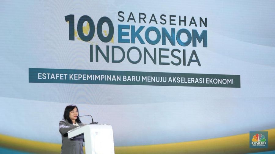 Direktur Eksekutif INDEF, Esther Sri Astuti, memberikan sambutan dalam acara Sarasehan 100 Ekonom 2024 di Menara Bank Mega, Jakarta pada Selasa, (3/12/2024). (վ/Tri Susilo)