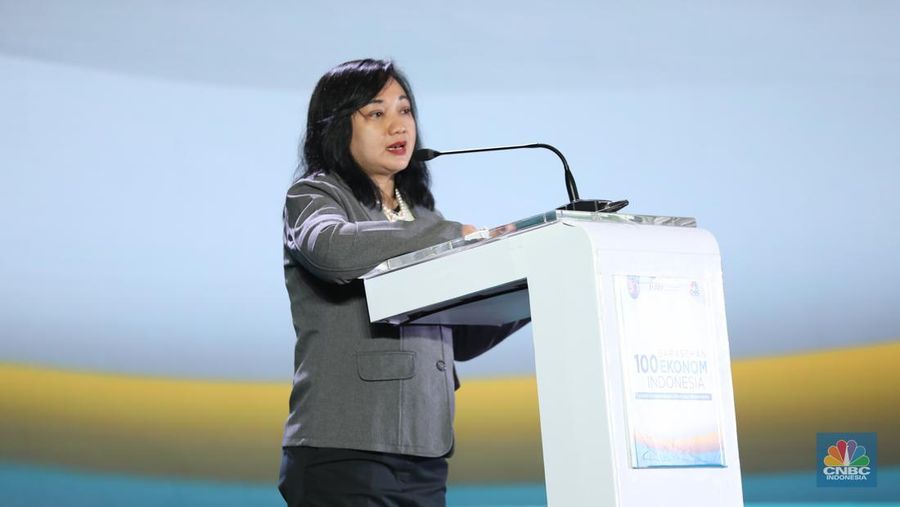 Direktur Eksekutif INDEF, Esther Sri Astuti, memberikan sambutan dalam acara Sarasehan 100 Ekonom 2024 di Menara Bank Mega, Jakarta pada Selasa, (3/12/2024). (CNBC Indonesia/Tri Susilo)