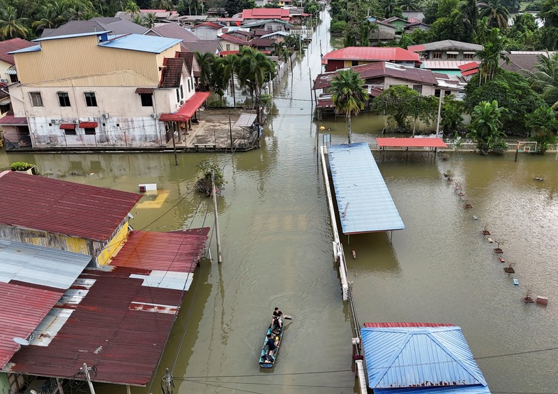 Foto udara menunjukkan kawasan pemukiman yang terendam banjir di Rantau Panjang, Malaysia, Selasa (3/12/2024). (REUTERS/Hasnoor Hussain)
