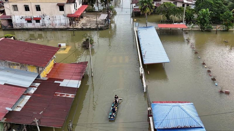 Foto udara menunjukkan kawasan pemukiman yang terendam banjir di Rantau Panjang, Malaysia, Selasa (3/12/2024). (REUTERS/Hasnoor Hussain)