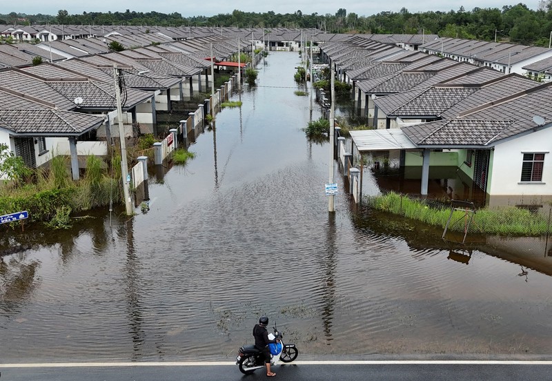 Foto udara menunjukkan kawasan pemukiman yang terendam banjir di Rantau Panjang, Malaysia, Selasa (3/12/2024). (REUTERS/Hasnoor Hussain)