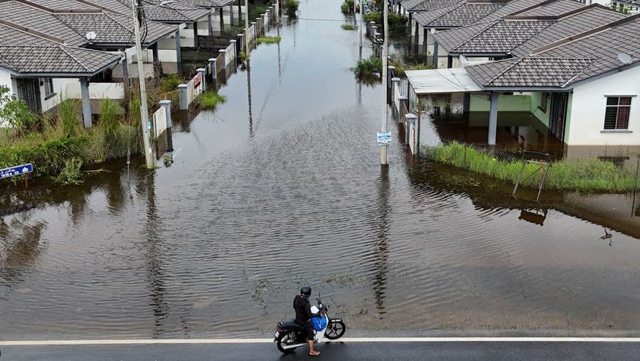 Foto udara menunjukkan kawasan pemukiman yang terendam banjir di Rantau Panjang, Malaysia, Selasa (3/12/2024). (REUTERS/Hasnoor Hussain)