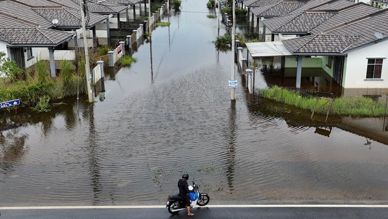 Foto udara menunjukkan kawasan pemukiman yang terendam banjir di Rantau Panjang, Malaysia, Selasa (3/12/2024). (REUTERS/Hasnoor Hussain)