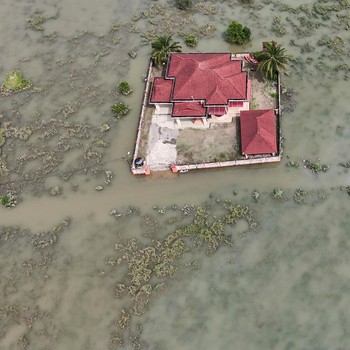 Penampakan Udara Tetangga RI Lumpuh Diterjang Banjir-Hujan Lebat