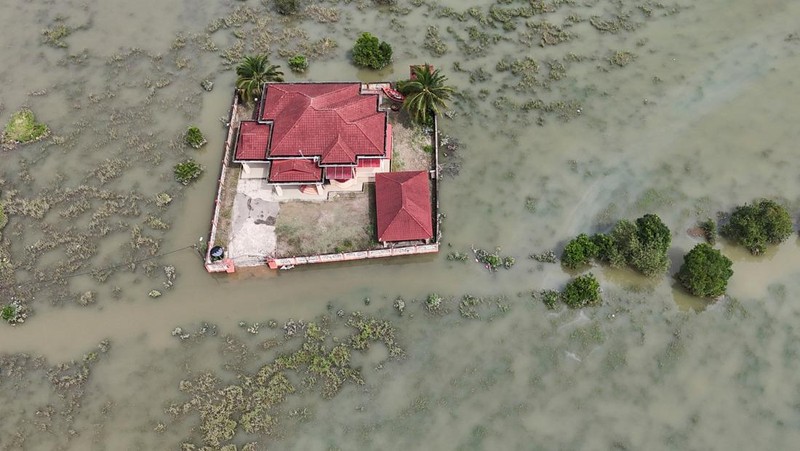 Foto udara menunjukkan kawasan pemukiman yang terendam banjir di Rantau Panjang, Malaysia, Selasa (3/12/2024). (REUTERS/Hasnoor Hussain)