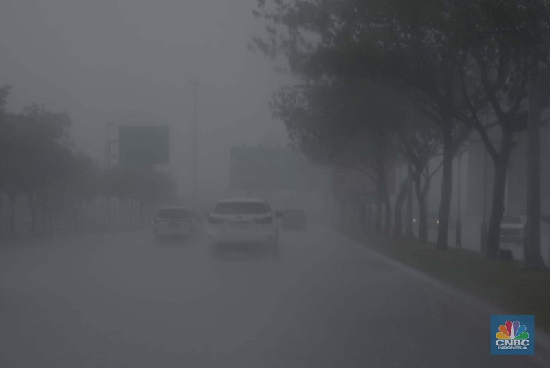 Hujan dan angin kencang di kawasan PIK 2, Tangerang, Banten, Selasa (3/12/2024). (CNBC Indonesia/Muhammad Sabki)