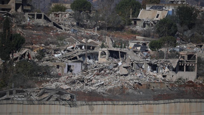 Kondisi bangunan-bangunan terlihat hancur di Lebanon yang berbatasan dengan Metula, Israel Utara, Selasa (3/12/2024). (REUTERS/Stoyan Nenov)