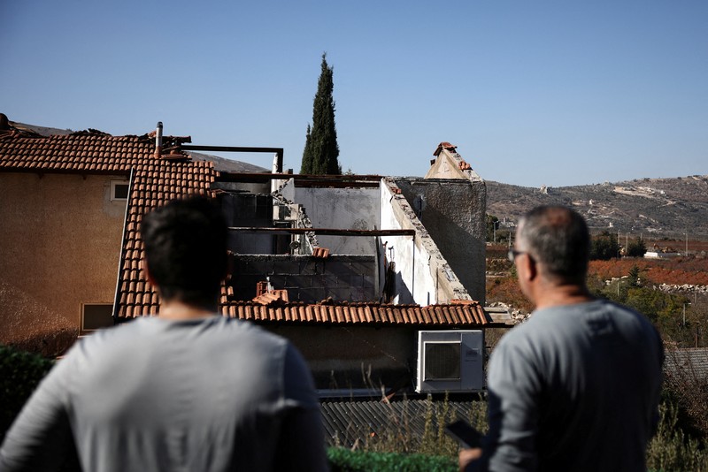 Kondisi bangunan-bangunan terlihat hancur di Lebanon yang berbatasan dengan Metula, Israel Utara, Selasa (3/12/2024). (REUTERS/Stoyan Nenov)