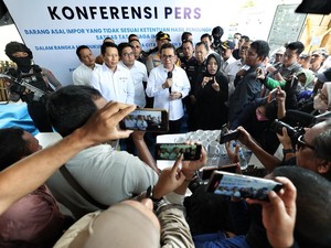 Mendag Apresiasi Pengungkapan Impor Ilegal Miliaran Rupiah di Surabaya