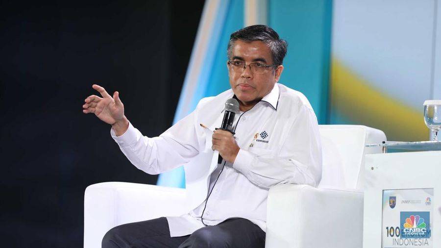 Menteri Ketenagakerjaan, Yassierli memberikan pemaparan dalam acara Sarasehan 100 Ekonom 2024 di Menara Bank Mega, Jakarta pada Selasa, (3/12/2024). (վ/Tri Susilo)