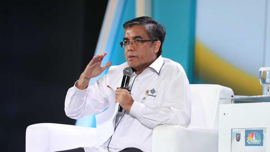 Menteri Ketenagakerjaan, Yassierli memberikan pemaparan dalam acara Sarasehan 100 Ekonom 2024 di Menara Bank Mega, Jakarta pada Selasa, (3/12/2024). (CNBC Indonesia/Tri Susilo)