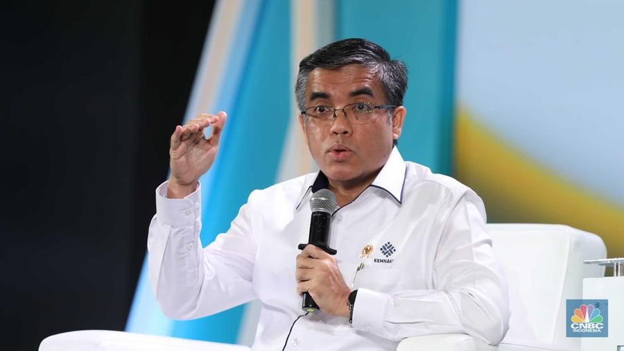 Menteri Ketenagakerjaan, Yassierli memberikan pemaparan dalam acara Sarasehan 100 Ekonom 2024 di Menara Bank Mega, Jakarta pada Selasa, (3/12/2024). (վ/Tri Susilo)