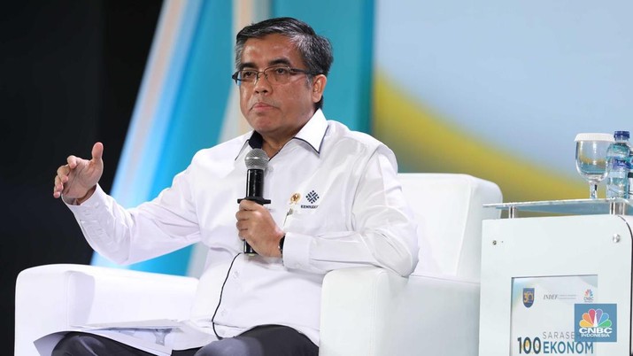 Menteri Ketenagakerjaan, Yassierli memberikan pemaparan dalam acara Sarasehan 100 Ekonom 2024 di Menara Bank Mega, Jakarta pada Selasa, (3/12/2024). (CNBC Indonesia/Tri Susilo)