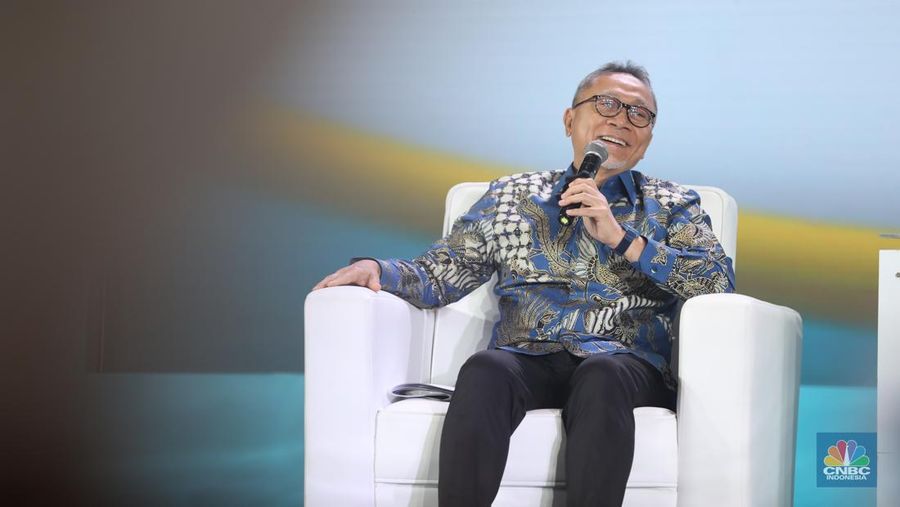 Menteri Koordinator Bidang Pangan, Zulkifli Hasan, memberikan pemaparan dalam acara Sarasehan 100 Ekonom 2024 di Menara Bank Mega, Jakarta pada Selasa, (3/12/2024). (CNBC Indonesia/Tri Susilo)