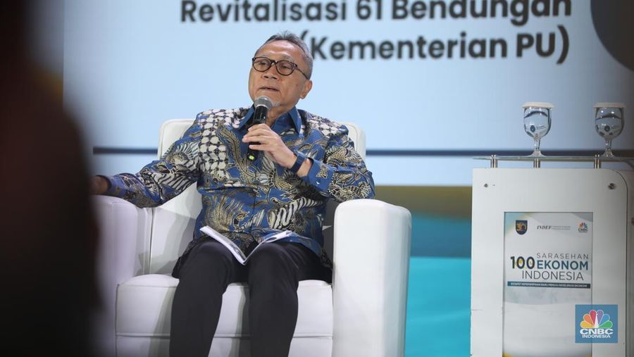 Menteri Koordinator Bidang Pangan, Zulkifli Hasan, memberikan pemaparan dalam acara Sarasehan 100 Ekonom 2024 di Menara Bank Mega, Jakarta pada Selasa, (3/12/2024). (CNBC Indonesia/Tri Susilo)