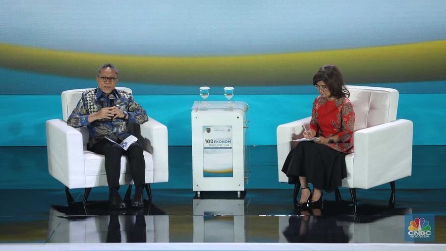 Menteri Koordinator Bidang Pangan, Zulkifli Hasan, memberikan pemaparan dalam acara Sarasehan 100 Ekonom 2024 di Menara Bank Mega, Jakarta pada Selasa, (3/12/2024). (CNBC Indonesia/Tri Susilo)