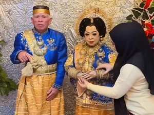 Pernikahan Viral, Pengantinnya Baru Bertemu Jodoh di Usia 50 Tahun