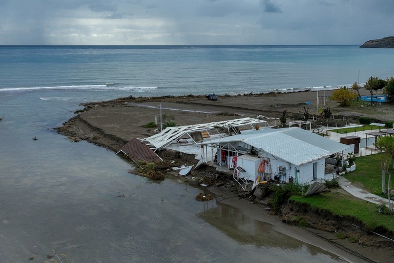 Pemandangan drone menunjukkan jembatan yang rusak akibat banjir yang disebabkan oleh Badai Bora, di Faliraki, di pulau Rhodes, Yunani, 2 Desember 2024. Pemandangan drone menunjukkan jembatan yang rusak akibat banjir yang disebabkan oleh Badai Bora, di Faliraki, di pulau Rhodes, Yunani, 2 Desember 2024. (REUTERS/Stelios Misinas)