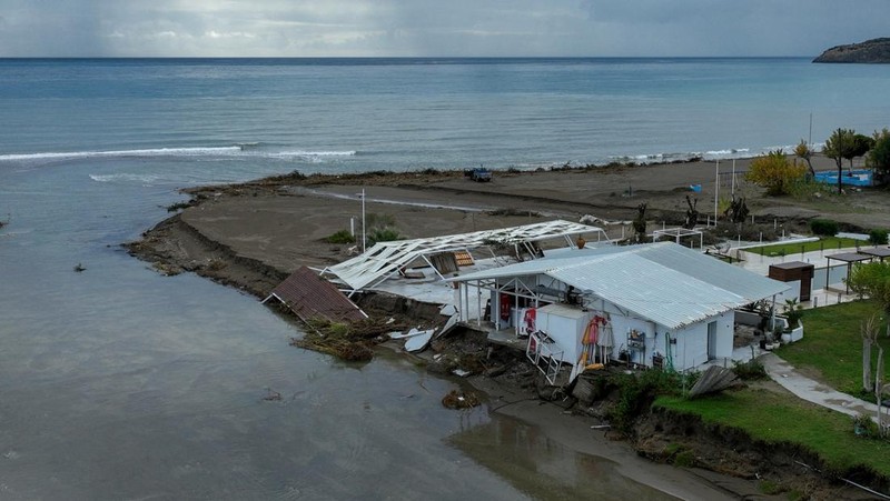 Pemandangan drone menunjukkan jembatan yang rusak akibat banjir yang disebabkan oleh Badai Bora, di Faliraki, di pulau Rhodes, Yunani, 2 Desember 2024. (REUTERS/Stelios Misinas)