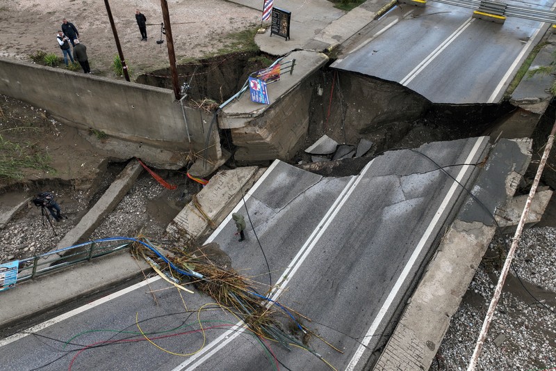 Pemandangan drone menunjukkan jembatan yang rusak akibat banjir yang disebabkan oleh Badai Bora, di Faliraki, di pulau Rhodes, Yunani, 2 Desember 2024. Pemandangan drone menunjukkan jembatan yang rusak akibat banjir yang disebabkan oleh Badai Bora, di Faliraki, di pulau Rhodes, Yunani, 2 Desember 2024. (REUTERS/Stelios Misinas)