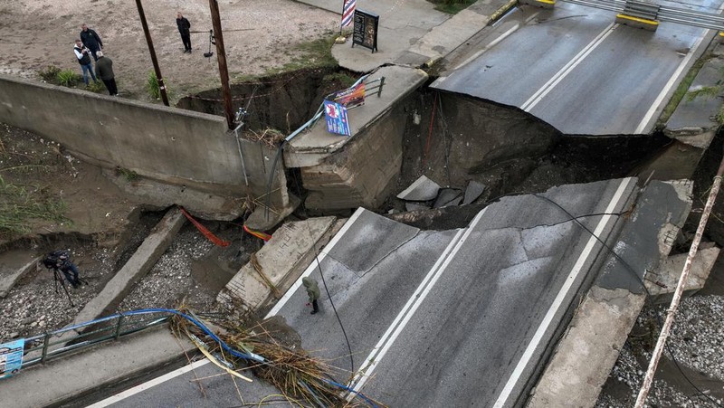 Pemandangan drone menunjukkan jembatan yang rusak akibat banjir yang disebabkan oleh Badai Bora, di Faliraki, di pulau Rhodes, Yunani, 2 Desember 2024. (REUTERS/Stelios Misinas)