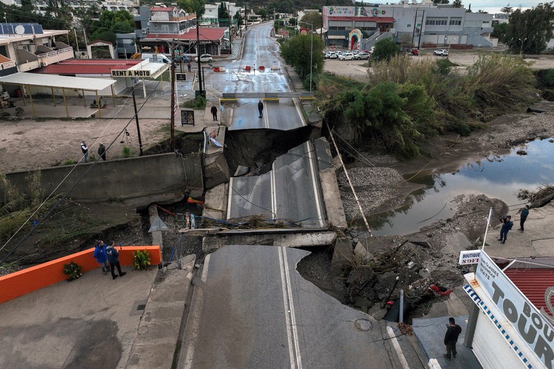 Pemandangan drone menunjukkan jembatan yang rusak akibat banjir yang disebabkan oleh Badai Bora, di Faliraki, di pulau Rhodes, Yunani, 2 Desember 2024. Pemandangan drone menunjukkan jembatan yang rusak akibat banjir yang disebabkan oleh Badai Bora, di Faliraki, di pulau Rhodes, Yunani, 2 Desember 2024. (REUTERS/Stelios Misinas)