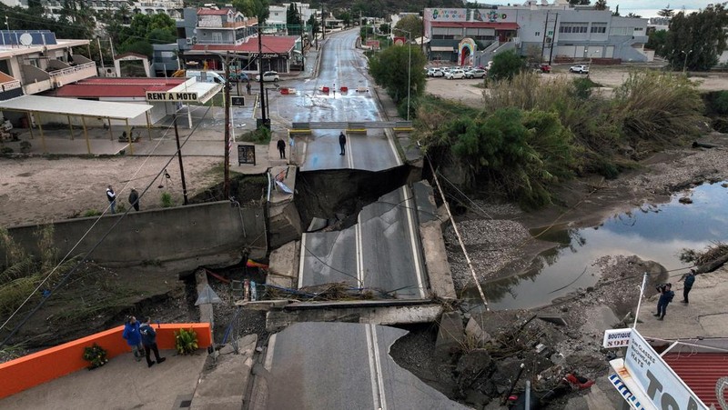 Pemandangan drone menunjukkan jembatan yang rusak akibat banjir yang disebabkan oleh Badai Bora, di Faliraki, di pulau Rhodes, Yunani, 2 Desember 2024. (REUTERS/Stelios Misinas)