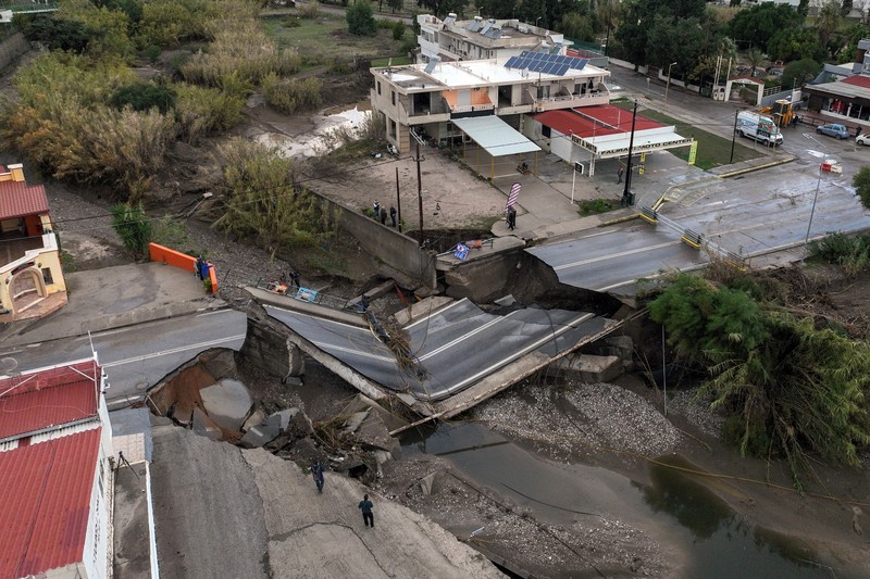 Pemandangan drone menunjukkan jembatan yang rusak akibat banjir yang disebabkan oleh Badai Bora, di Faliraki, di pulau Rhodes, Yunani, 2 Desember 2024. (REUTERS/Stelios Misinas)