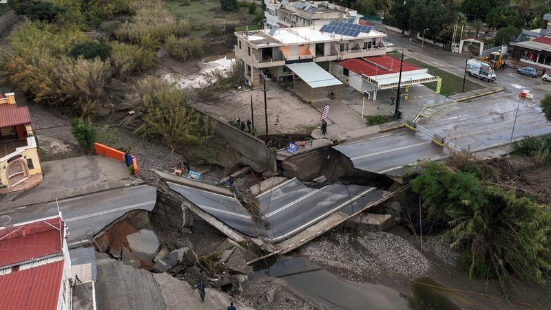 Pemandangan drone menunjukkan jembatan yang rusak akibat banjir yang disebabkan oleh Badai Bora, di Faliraki, di pulau Rhodes, Yunani, 2 Desember 2024. (REUTERS/Stelios Misinas)