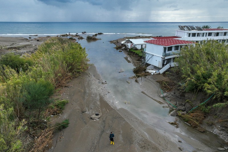 Pemandangan drone menunjukkan jembatan yang rusak akibat banjir yang disebabkan oleh Badai Bora, di Faliraki, di pulau Rhodes, Yunani, 2 Desember 2024. Pemandangan drone menunjukkan jembatan yang rusak akibat banjir yang disebabkan oleh Badai Bora, di Faliraki, di pulau Rhodes, Yunani, 2 Desember 2024. (REUTERS/Stelios Misinas)