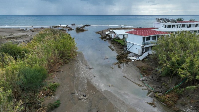 Pemandangan drone menunjukkan jembatan yang rusak akibat banjir yang disebabkan oleh Badai Bora, di Faliraki, di pulau Rhodes, Yunani, 2 Desember 2024. (REUTERS/Stelios Misinas)