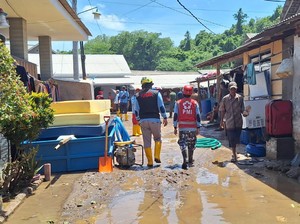 Banjir di Kampung Raas Sendangbiru Malang Surut, Sisa Lumpur Dibersihkan