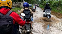Core Warga Bandung Timur Lewat Sapan di Musim Hujan
