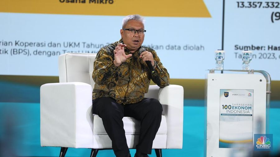 Plt (Pelaksana Tugas) Deputi Bidang UKM KemenKopUKM, Temmy Satya Permana, memberikan pemaparan dalam acara Sarasehan 100 Ekonom 2024 di Menara Bank Mega, Jakarta pada Selasa, (3/12/2024). (վ/Tri Susilo)