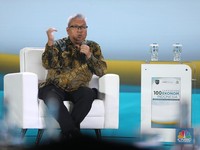 Deputi Bidang Usaha Kecil Kementerian UMKM Temmy Satya Permana memberikan pemaparan dalam acara Sarasehan 100 Ekonom 2024 di Menara Bank Mega, Jakarta pada Selasa, (3/12/2024). (CNBC Indonesia/Tri Susilo)