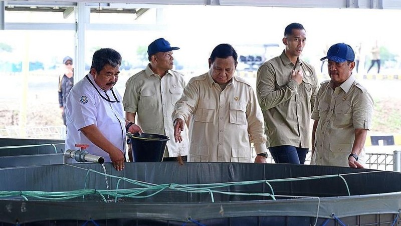 Presiden Prabowo Subianto meninjau Tambak Budidaya Ikan Nila di BLUPPB, Karawang bersama dengan Kementerian Kelautan dan Perikanan. (Instagram @prabowo)