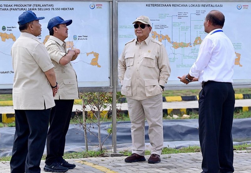Presiden Prabowo Subianto meninjau Tambak Budidaya Ikan Nila di BLUPPB, Karawang bersama dengan Kementerian Kelautan dan Perikanan. Presiden Prabowo Subianto meninjau Tambak Budidaya Ikan Nila di BLUPPB, Karawang bersama dengan Kementerian Kelautan dan Perikanan. (Instagram @prabowo)