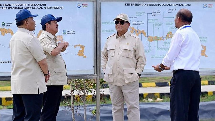 Presiden Prabowo Subianto meninjau Tambak Budidaya Ikan Nila di BLUPPB, Karawang bersama dengan Kementerian Kelautan dan Perikanan. (Instagram @prabowo)
