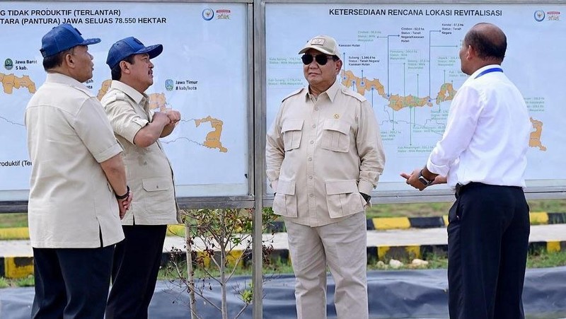 Presiden Prabowo Subianto meninjau Tambak Budidaya Ikan Nila di BLUPPB, Karawang bersama dengan Kementerian Kelautan dan Perikanan. (Instagram @prabowo)